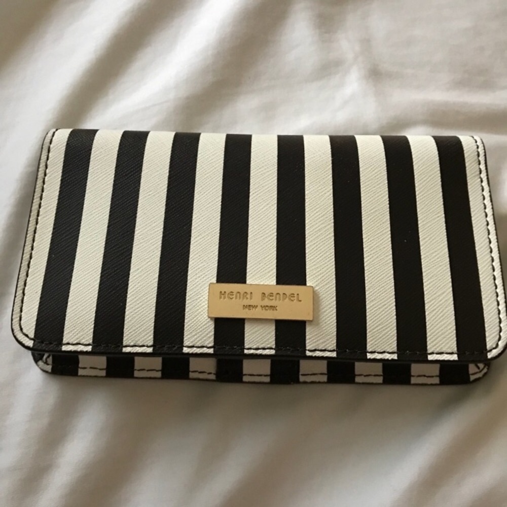 Henri Bendel smartphone wallet